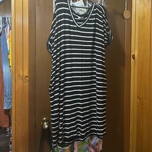 Zenana Black and White V-Neck Top